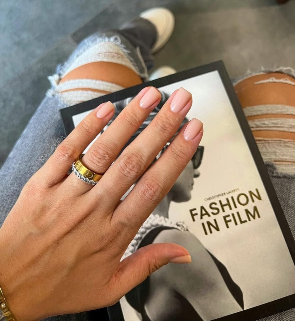 Short peachy nude neutral nails, square shape, minimal and effortless look.
